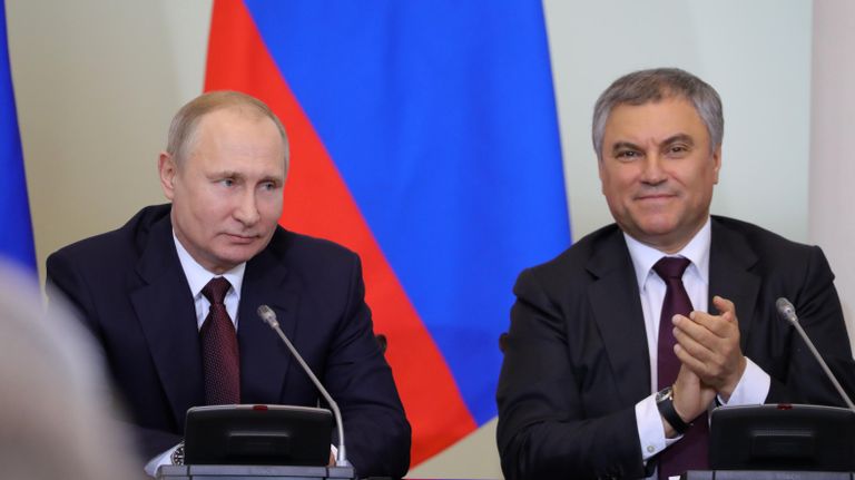 Президент РФ Владимир Путин и председатель Государственной Думы РФ Вячеслав Володин во время встречи по случаю Дня российского парламентаризма с членами Совета законодателей при Федеральном Собрании РФ. 27 апреля 2018. Президент РФ Владимир Путин и председатель Государственной Думы РФ Вячеслав Володин во время встречи по случаю Дня российского парламентаризма с членами Совета законодателей при Федеральном Собрании РФ. 27 апреля 2018.