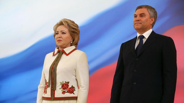 Председатель Совета Федерации РФ Валентина Матвиенко и председатель Государственной Думы РФ Вячеслав Володин на церемонии инаугурации избранного президента РФ Владимира Путина в Кремле. 7 мая 2018 Председатель Совета Федерации РФ Валентина Матвиенко и председатель Государственной Думы РФ Вячеслав Володин на церемонии инаугурации избранного президента РФ Владимира Путина в Кремле. 7 мая 2018