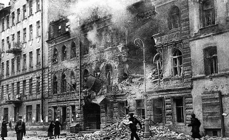 На улице Маяковского в Ленинграде во время обстрела немецкой артиллерией. Великая Отечественная война 1941-1945 годов