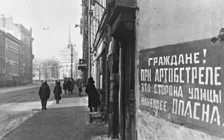 Великая Отечественная война 1941-1945 гг. Блокада Ленинграда. Невский проспект. Табличка на доме: Граждане! При артобстреле эта сторона улицы наиболее опасна.