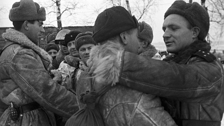 Встреча бойцов Волховского и Ленинградского фронтов в районе рабочего поселка № 1 во время операции по прорыву блокады Ленинграда. (Операция Искра) Встреча бойцов Волховского и Ленинградского фронтов в районе рабочего поселка № 1 во время операции по прорыву блокады Ленинграда. (Операция Искра)