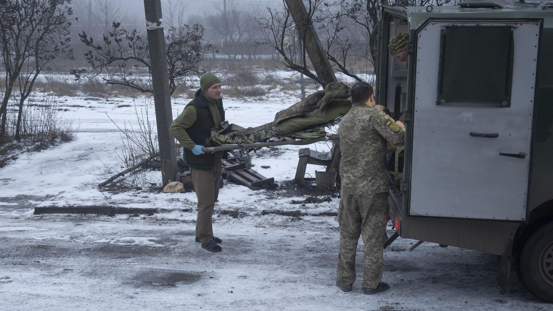 Украинские военнослужащие переносят носилки с раненым Украинские военнослужащие переносят носилки с раненым - РИА Новости, 1920, 14.02.2024