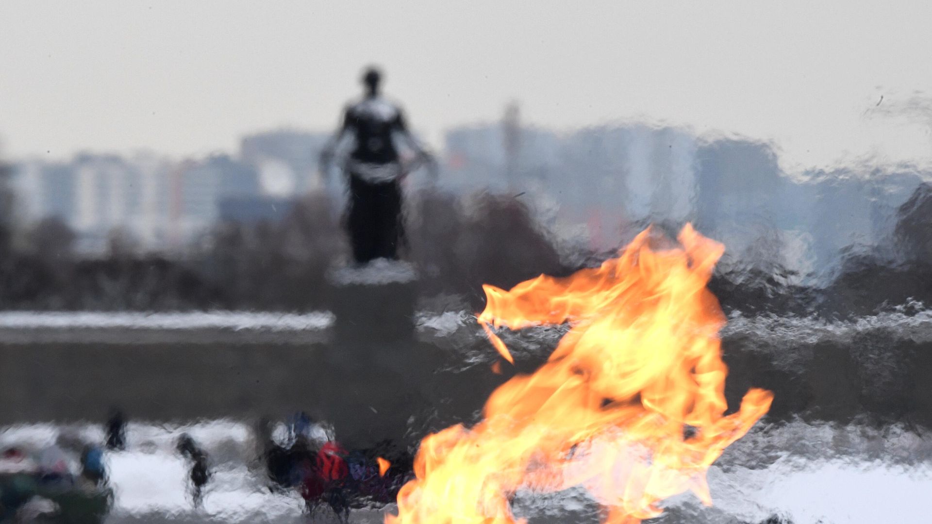 Вечный огонь у монумента Мать-Родина на Пискаревском мемориальном кладбище - РИА Новости, 1920, 09.03.2025