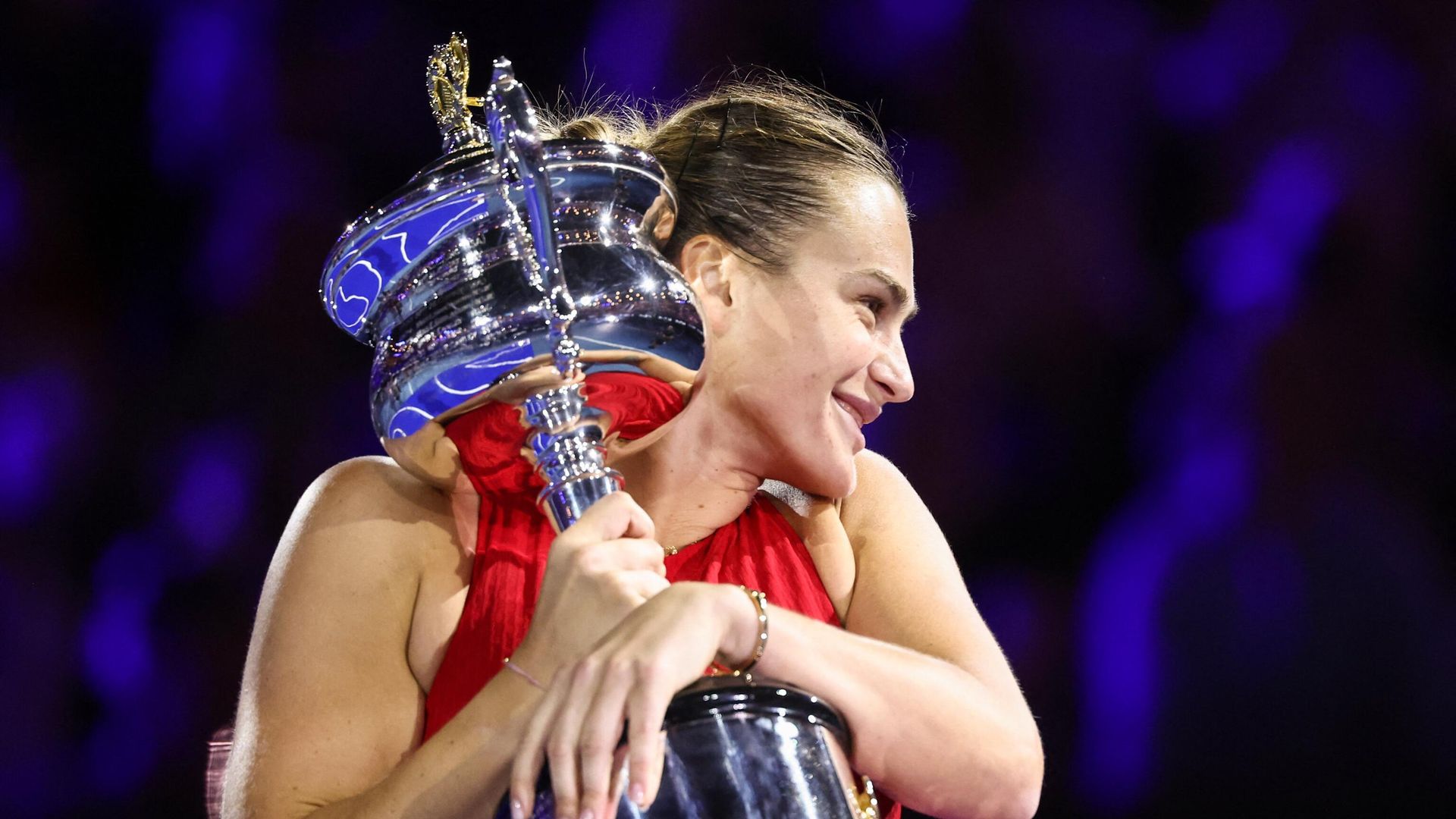 Теннисистка Арина Соболенко с трофеем победительницы Australian Open Теннисистка Арина Соболенко с трофеем победительницы Australian Open - РИА Новости, 1920, 27.01.2024