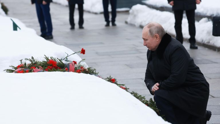 Президент РФ Владимир Путин на церемонии возложения венка к монументу Мать-Родина на Пискаревское кладбище в Санкт-Петербурге в день 80-летия полного освобождения Ленинграда от фашистской блокады в годы Великой Отечественной войны Президент РФ Владимир Путин на церемонии возложения венка к монументу Мать-Родина на Пискаревское кладбище в Санкт-Петербурге в день 80-летия полного освобождения Ленинграда от фашистской блокады в годы Великой Отечественной войны