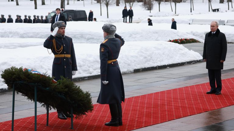 Президент РФ Владимир Путин на церемонии возложения венка к монументу Мать-Родина на Пискаревском кладбище в Санкт-Петербурге Президент РФ Владимир Путин на церемонии возложения венка к монументу Мать-Родина на Пискаревском кладбище в Санкт-Петербурге