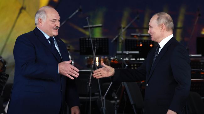 Президент РФ Владимир Путин и президент Белоруссии Александр Лукашенко на спектакле-концерте, посвященному 80-летию освобождения Ленинграда от фашистской блокады, на стадионе Газпром Арена в Санкт-Петербурге