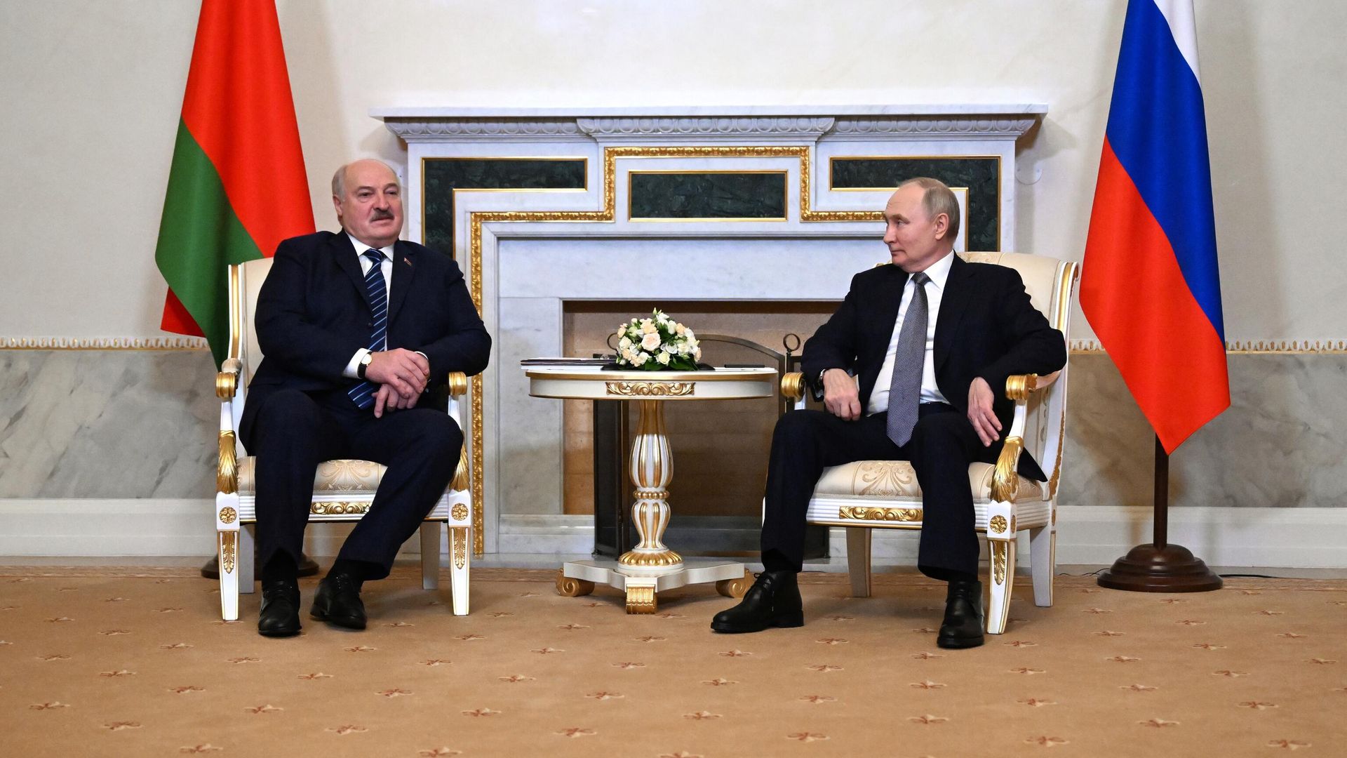 Президент России Владимир Путин и президент Белоруссии Александр Лукашенко во время встречи в Санкт-Петербурге - РИА Новости, 1920, 28.01.2024