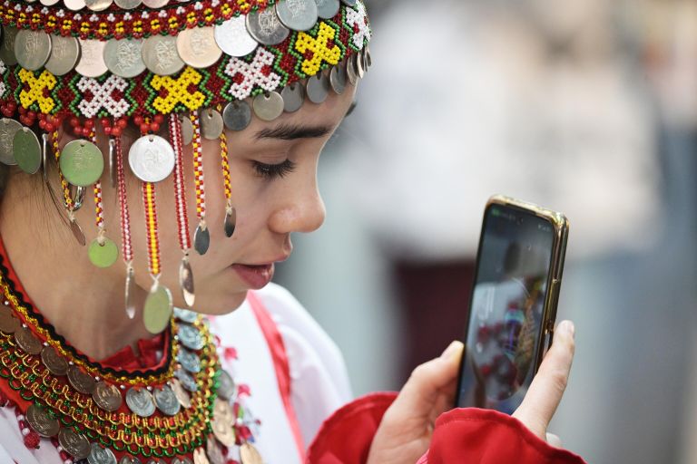 Девушка на международной выставке-форуме Россия Девушка на международной выставке-форуме Россия