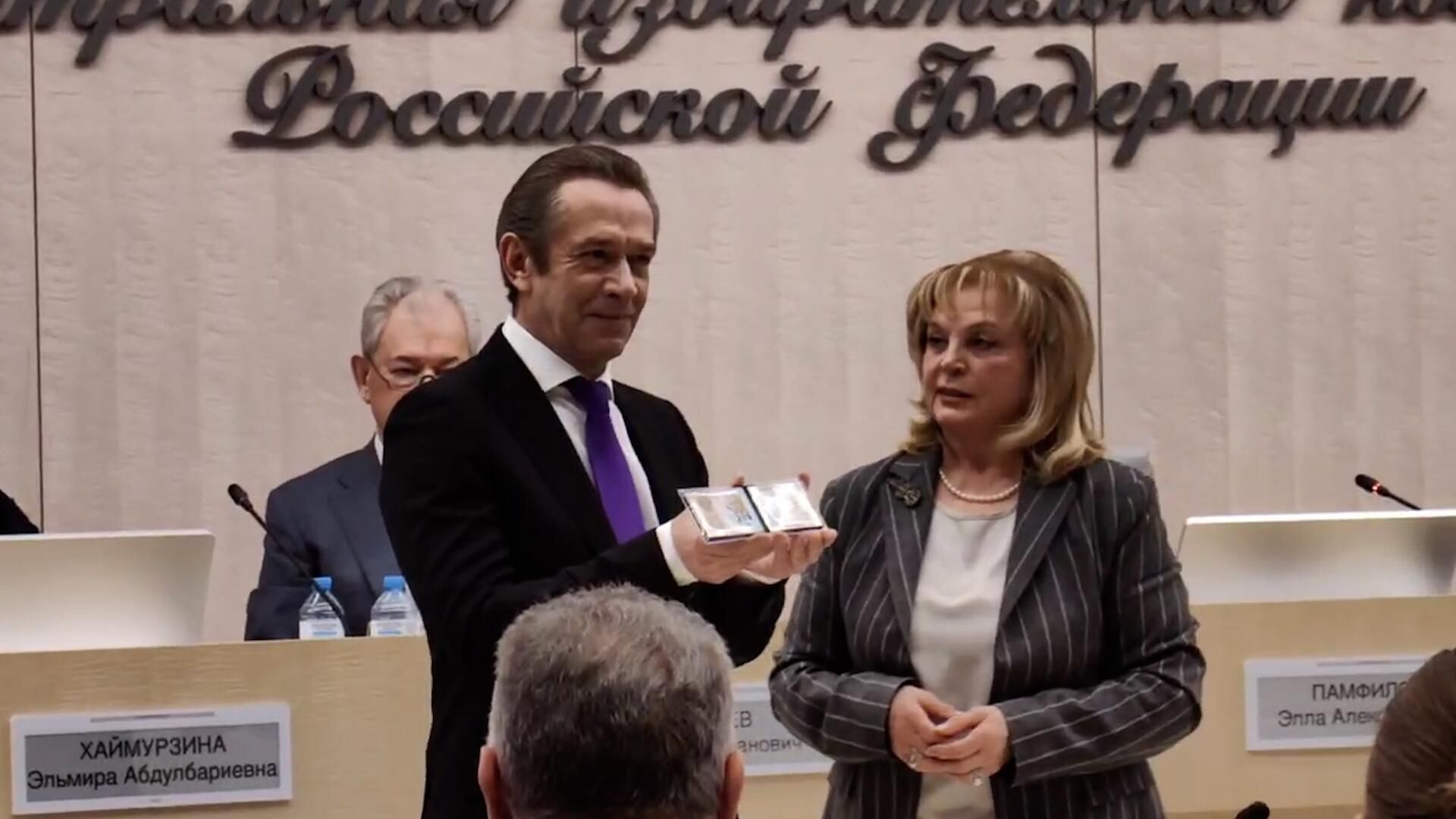 Памфилова передала удостоверение кандидата в президенты Путина Памфилова передала удостоверение кандидата в президенты Путина - РИА Новости, 1920, 29.01.2024