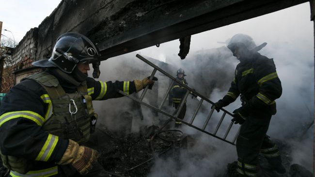 Пожарные на месте загоревшегося после атаки дрона ВСУ частного дома в Донецке