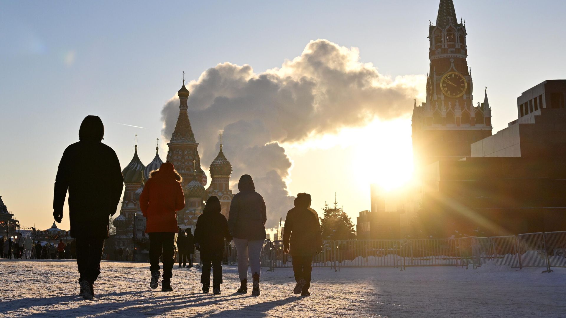 Люди в морозный день на Красной площади в Москве Люди в морозный день на Красной площади в Москве - РИА Новости, 1920, 18.01.2026