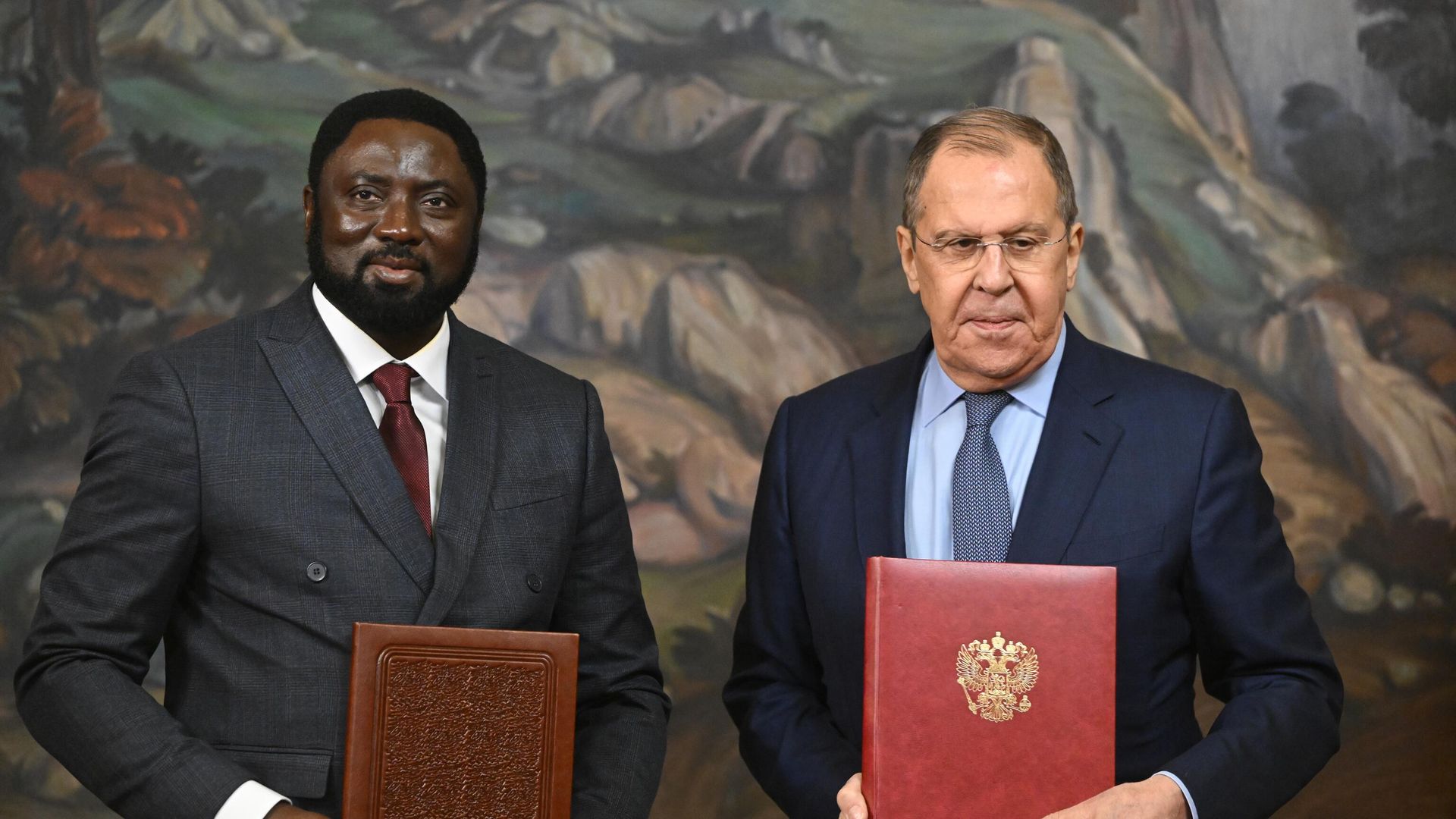 Министр иностранных дел РФ Сергей Лавров и министр иностранных дел Гамбии Мамаду Тангара на церемонии подписания совместных документов в ходе встречи в Москве Министр иностранных дел РФ Сергей Лавров и министр иностранных дел Гамбии Мамаду Тангара на церемонии подписания совместных документов в ходе встречи в Москве - РИА Новости, 1920, 30.01.2024