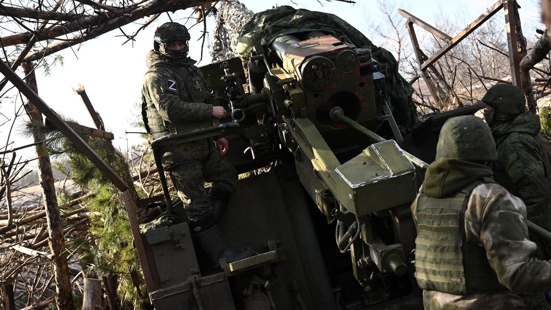 Военнослужащие Вооруженных сил России заряжают 152-мм самоходную пушку 2С5 Гиацинт-С для боевой работы по позициям ВСУ Военнослужащие Вооруженных сил России заряжают 152-мм самоходную пушку 2С5 Гиацинт-С для боевой работы по позициям ВСУ - РИА Новости, 1920, 06.06.2024