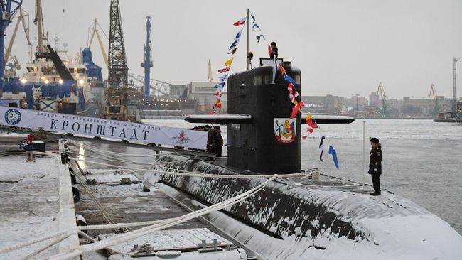 Военнослужащие перед началом торжественной церемонии поднятия Военно-морского флага РФ на подводной лодке проекта 677 Кронштадт на судостроительном заводе Адмиралтейские верфи в Санкт-Петербурге