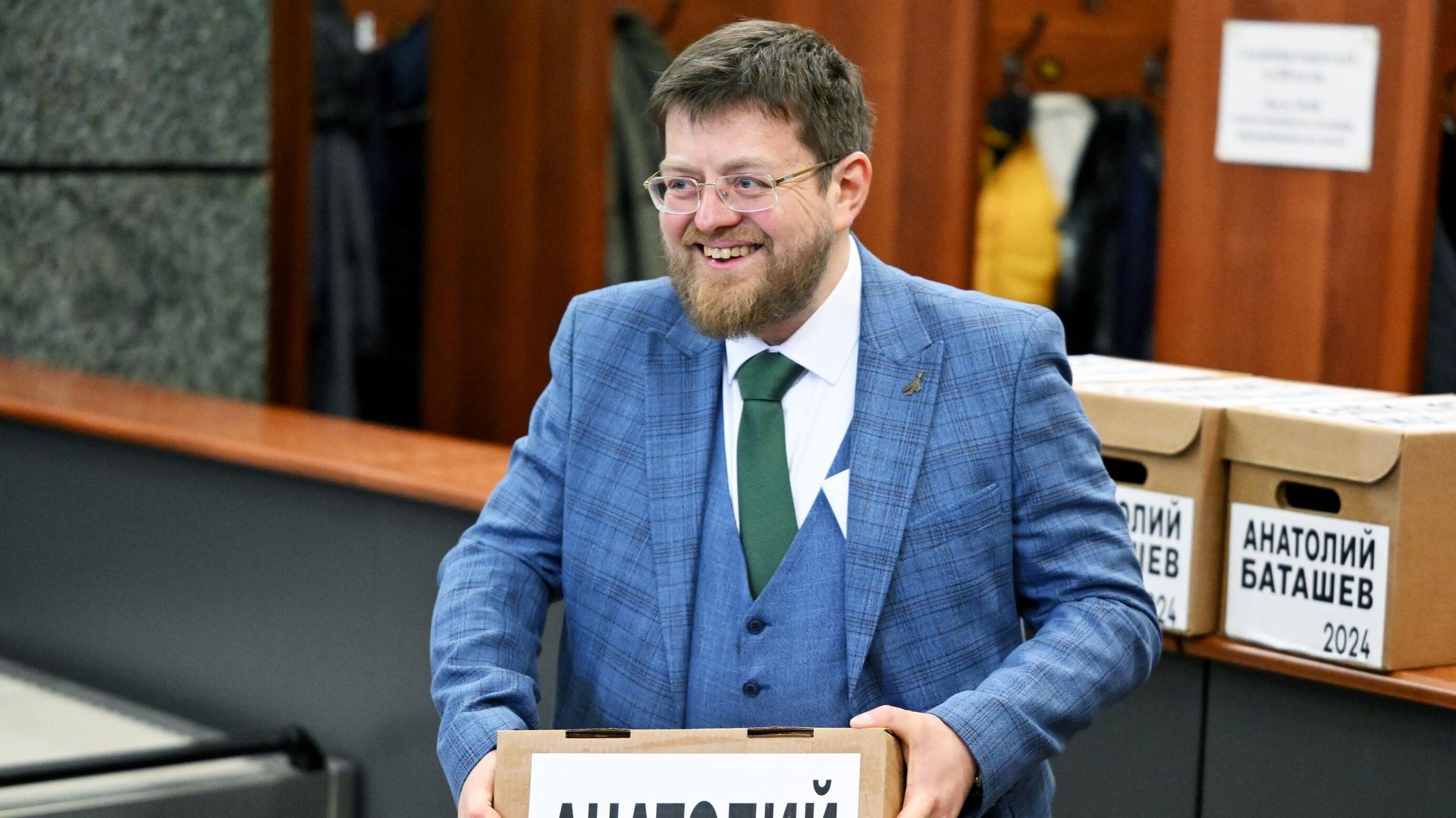 Кандидат в президенты Анатолий Баташев сдает подписные листы в свою поддержку для регистрации на президентских выборах 2024 года в ЦИК Кандидат в президенты Анатолий Баташев сдает подписные листы в свою поддержку для регистрации на президентских выборах 2024 года в ЦИК - РИА Новости, 1920, 31.01.2024
