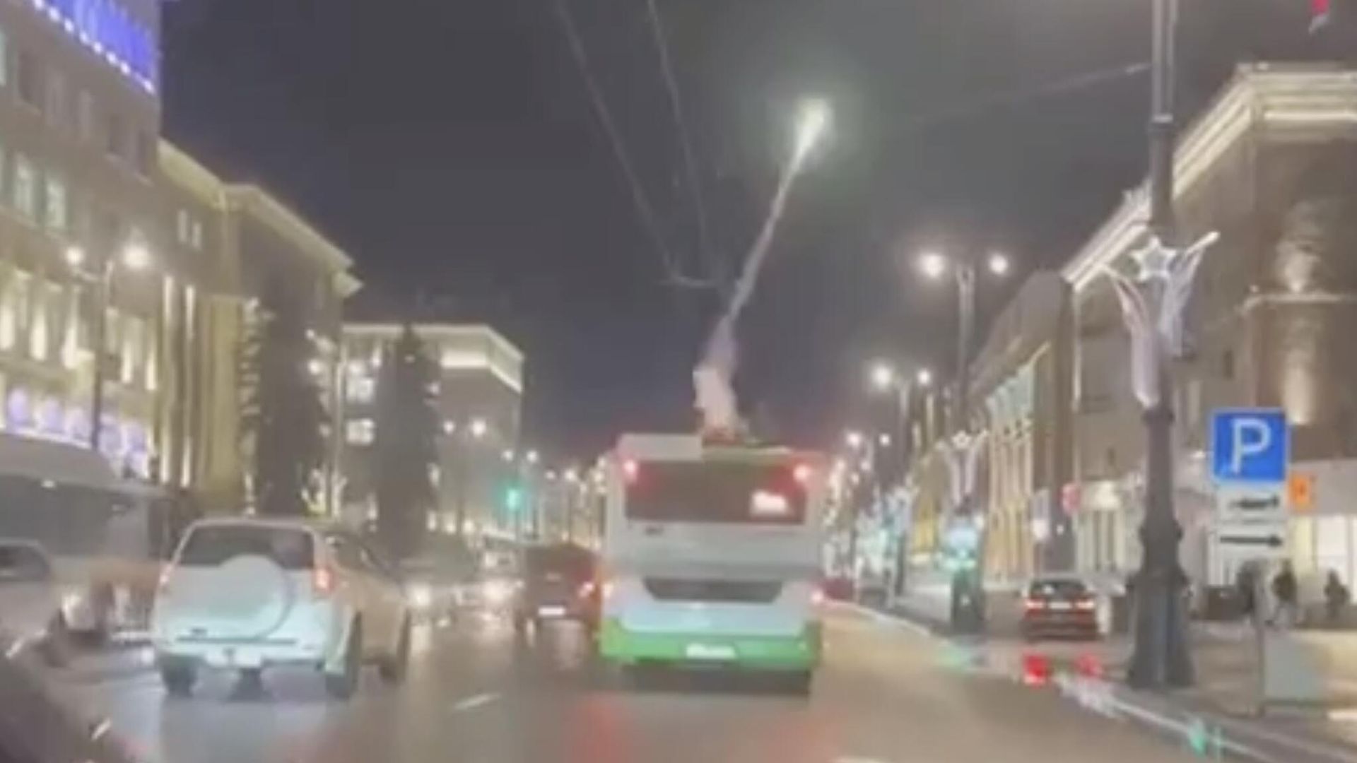 Двое молодых людей запускают фейерверки с крыши автобуса в Воронеже - РИА Новости, 1920, 31.01.2024