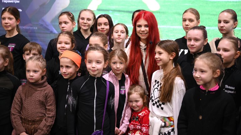 Фигуристка Александра Трусова провела авторскую экскурсию по экспозиции Министерства спорта России Фигуристка Александра Трусова провела авторскую экскурсию по экспозиции Министерства спорта России