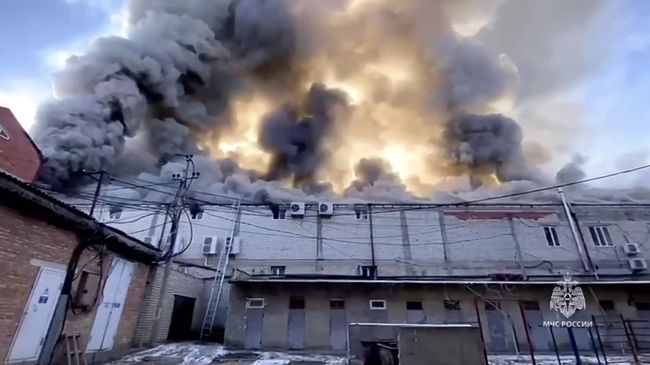 Пожар в здании Центрального универсального магазина в Буйнакске. Кадр видео 