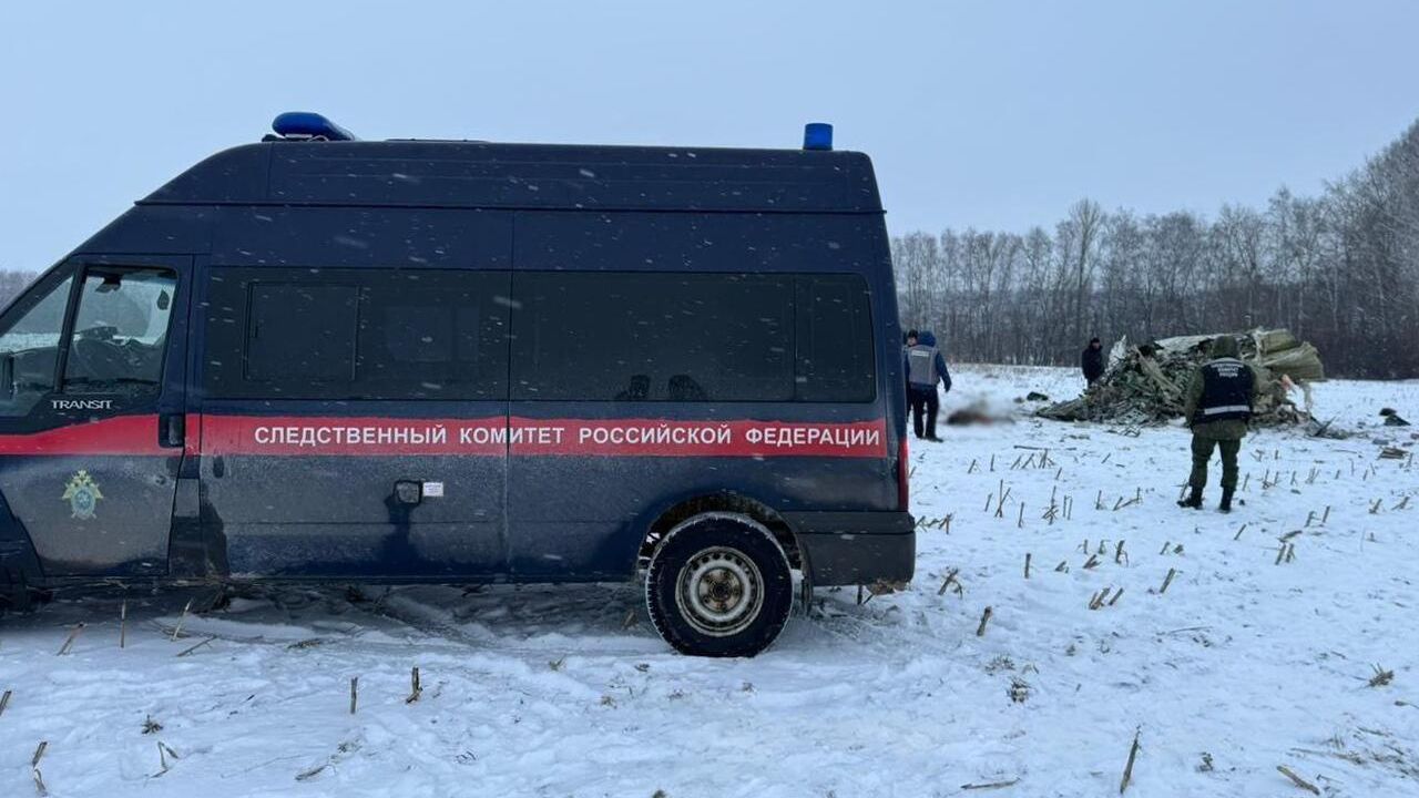 Следователи СК работают на месте крушения Ил-76 Следователи СК работают на месте крушения Ил-76 - РИА Новости, 1920, 31.01.2024
