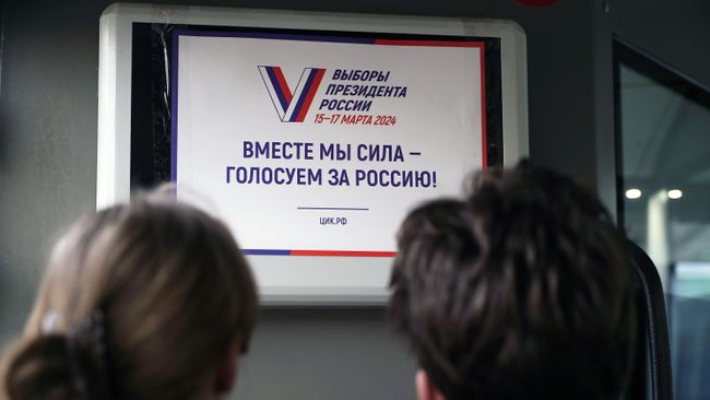 Плакат с предвыборной агитацией в общественном транспорт