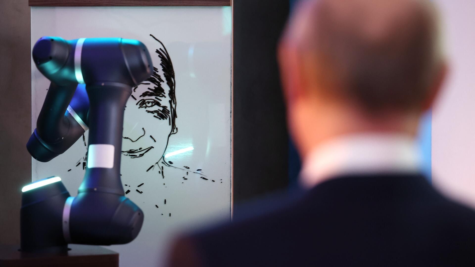 Робот рисует портрет Путина по фотографии Робот рисует портрет Путина по фотографии - РИА Новости, 1920, 01.02.2024