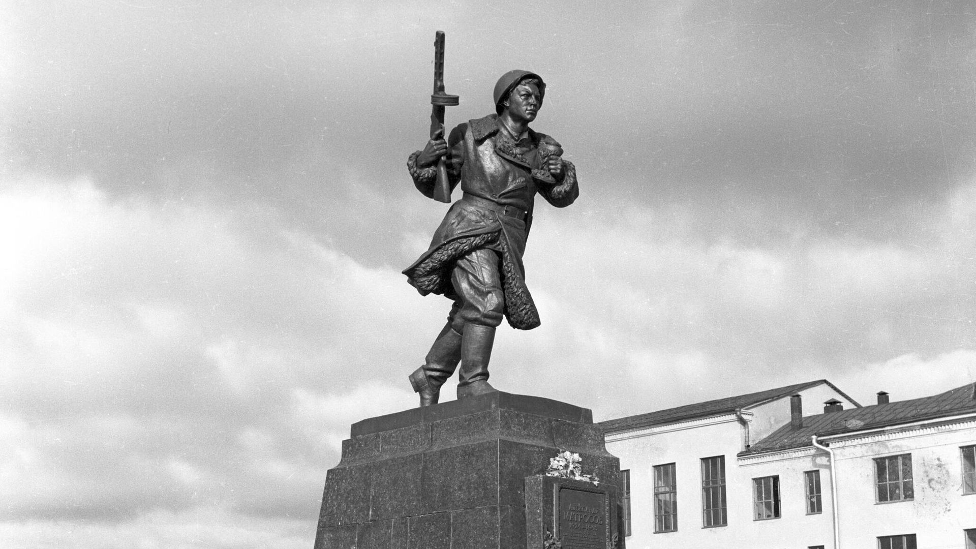 Памятник Герою Советского Союза гвардии рядовому Александру Матросову - РИА Новости, 1920