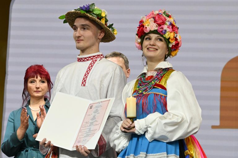 Обряд бракосочетания Олега Лазарева и Марии Старковой в народных традициях Курской губернии на Международной выставке-форуме Россия