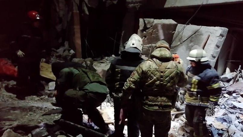 Сотрудники МЧС России из-под завалов извлекают тела погибших в Лисичанске - РИА Новости, 1920, 05.02.2024
