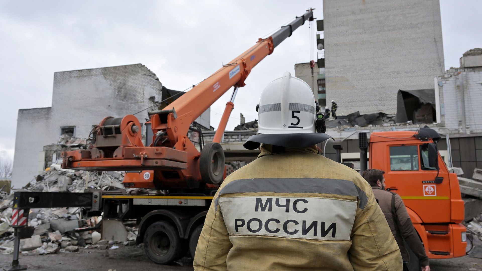 Сотрудники МЧС РФ разбирают завалы двухэтажного здания пекарни, обрушившегося в результате обстрела Лисичанска со стороны ВСУ Сотрудники МЧС РФ разбирают завалы двухэтажного здания пекарни, обрушившегося в результате обстрела Лисичанска со стороны ВСУ - РИА Новости, 1920, 04.02.2024