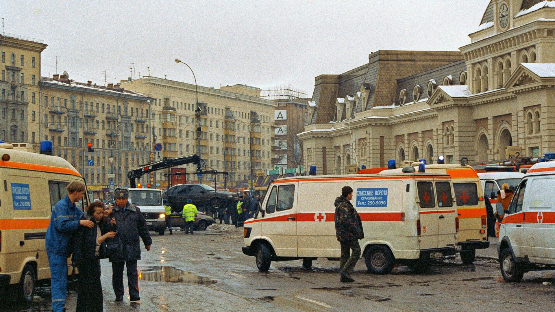 Машины скорой помощи дежурят около московского метро, где в одном из вагонов поезда во время движения от станции Автозаводской к станции Павелецкая прогремел взрыв Машины скорой помощи дежурят около московского метро, где в одном из вагонов поезда во время движения от станции Автозаводской к станции Павелецкая прогремел взрыв - РИА Новости, 1920, 06.02.2024