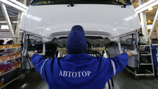 Рабочий на площадке завода Автотор
