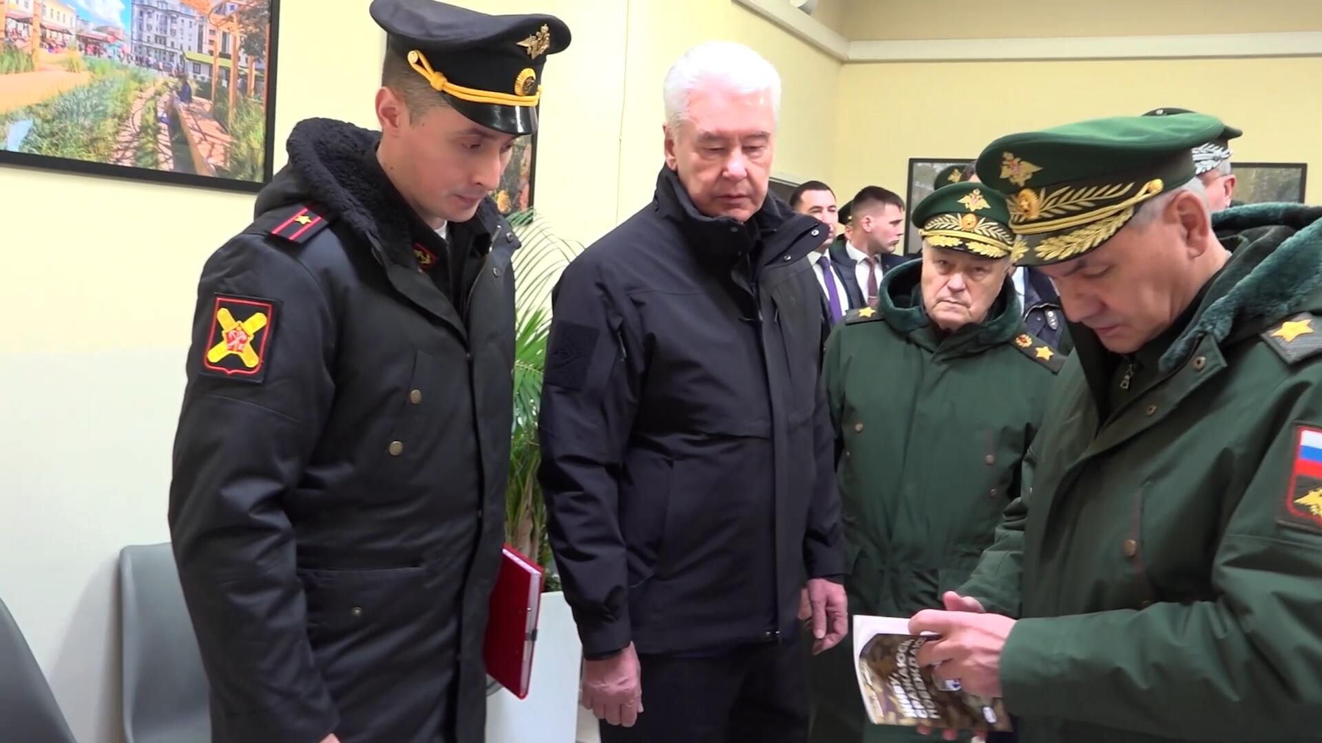 Шойгу и Собянин посетили пункт отбора на службу по контракту Шойгу и Собянин посетили пункт отбора на службу по контракту - РИА Новости, 1920, 05.02.2024
