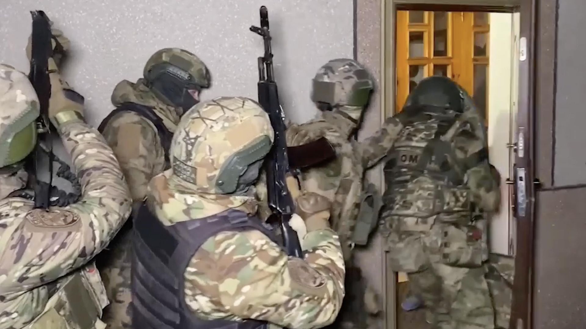 Сотрудники ФСБ во время задержания лиц, готовивших теракт против одного из руководителей Крыма. Кадр видео Сотрудники ФСБ во время задержания лиц, готовивших теракт против одного из руководителей Крыма. Кадр видео - РИА Новости, 1920, 05.02.2024