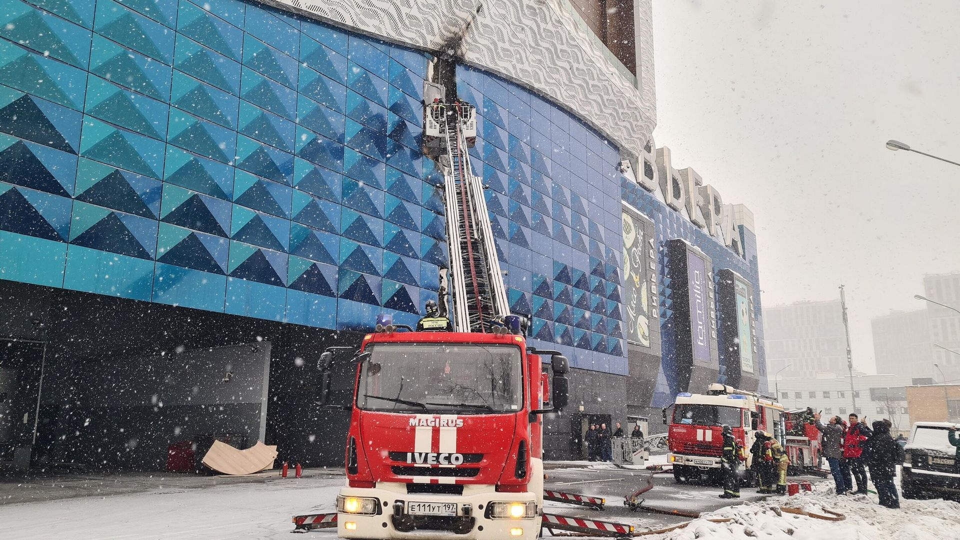 Пожарные у торгово-развлекательного центра Ривьера в Москве. 6 февраля 2024 Пожарные у торгово-развлекательного центра Ривьера в Москве. 6 февраля 2024 - РИА Новости, 1920, 06.02.2024
