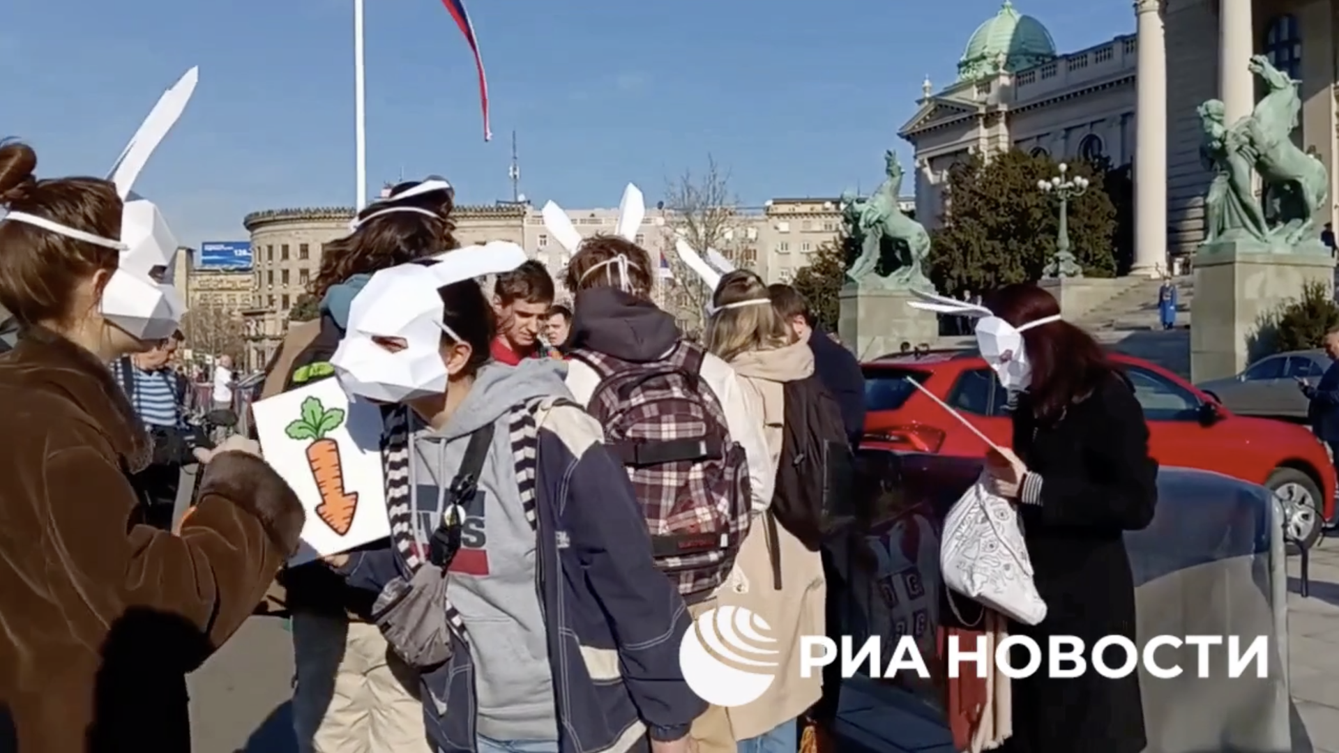 Сторонники прозападной оппозиции Сербии в масках зайцев во время акции у здания парламента. 6 февраля 2024 Сторонники прозападной оппозиции Сербии в масках зайцев во время акции у здания парламента. 6 февраля 2024 - РИА Новости, 1920, 06.02.2024