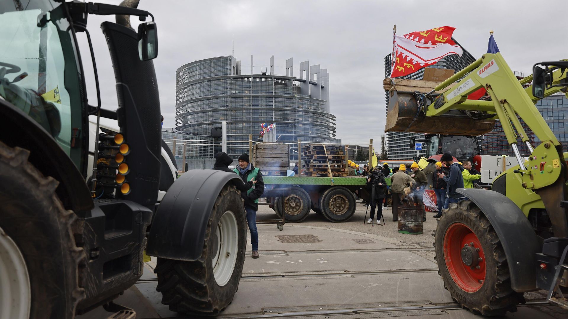 Фермеры во время акции протеста возле здания Европейского парламента в Страсбурге Фермеры во время акции протеста возле здания Европейского парламента в Страсбурге - РИА Новости, 1920, 08.02.2024