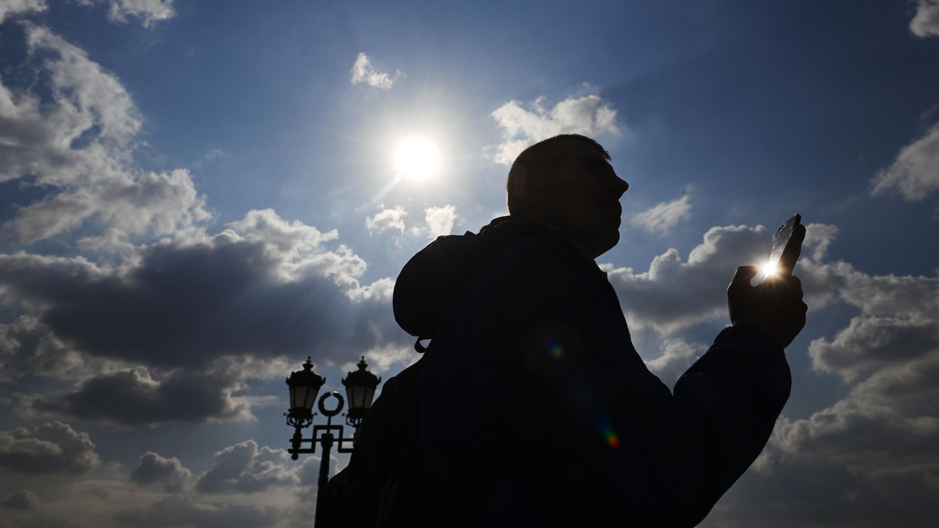 Мужчина в центре Москвы Мужчина в центре Москвы - РИА Новости, 1920, 05.05.2025