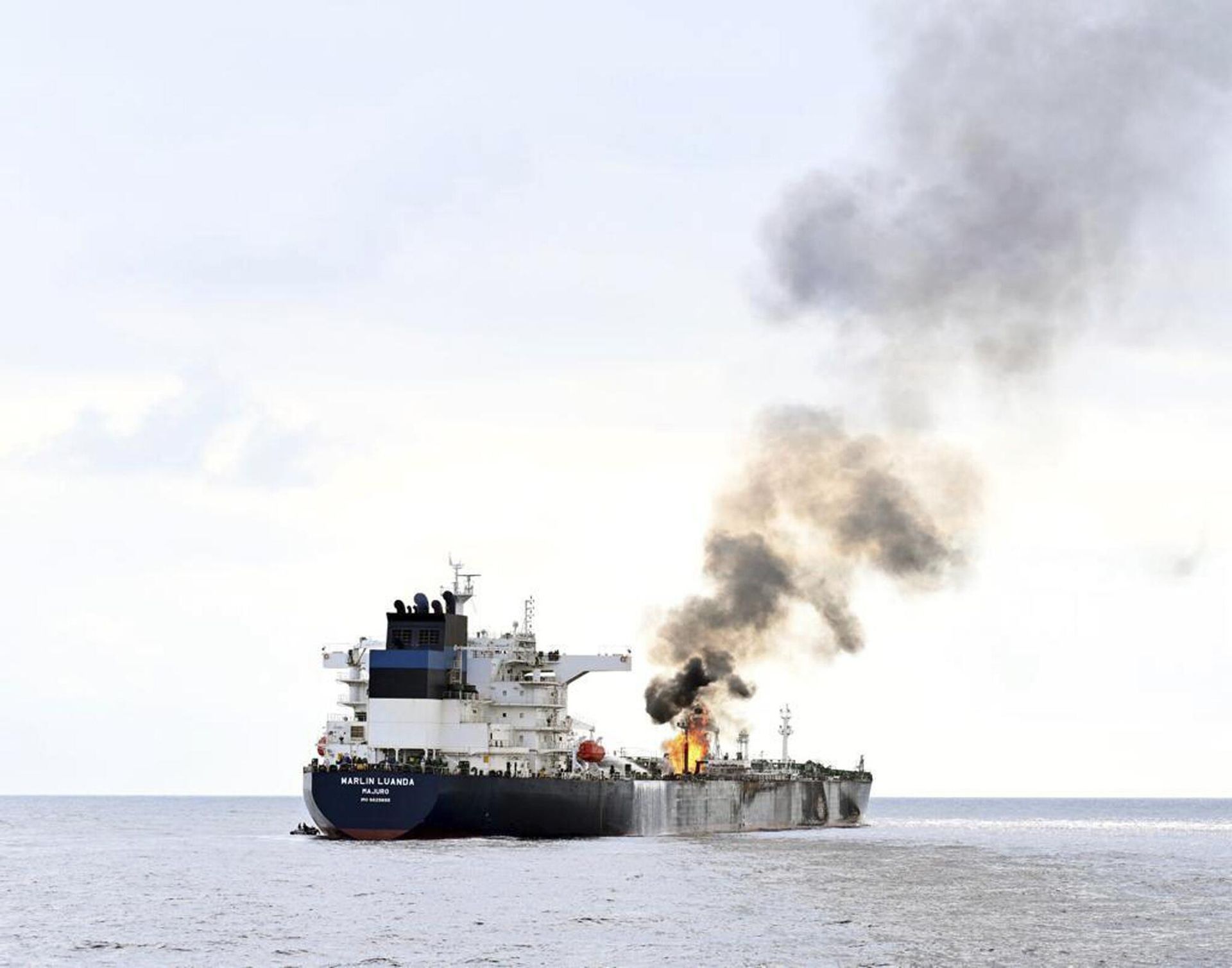 Нефтяной танкер Marlin Luanda в Аденском заливе горит после поражения ракетой, выпущенной йеменскими повстанцами-хуситами Нефтяной танкер Marlin Luanda в Аденском заливе горит после поражения ракетой, выпущенной йеменскими повстанцами-хуситами - РИА Новости, 1920, 12.03.2024