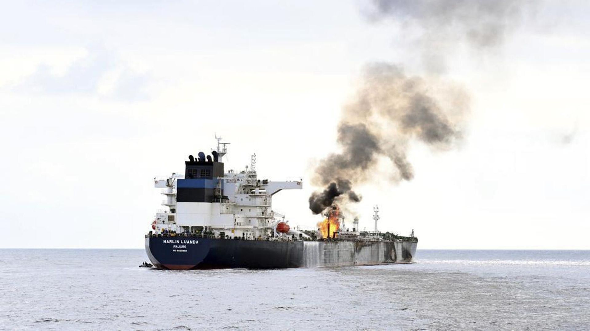 Нефтяной танкер Marlin Luanda в Аденском заливе горит после поражения ракетой, выпущенной йеменскими повстанцами-хуситами Нефтяной танкер Marlin Luanda в Аденском заливе горит после поражения ракетой, выпущенной йеменскими повстанцами-хуситами - РИА Новости, 1920, 13.08.2024