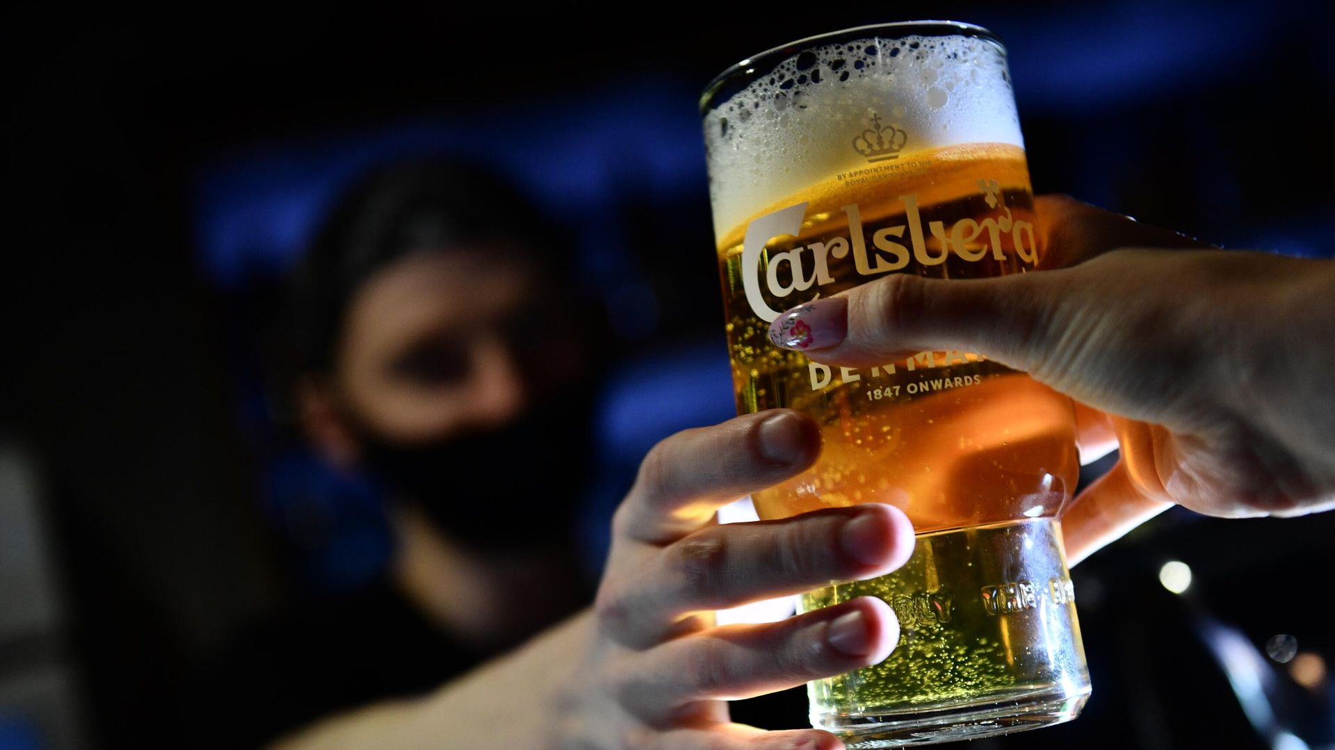 Бармен наполняет бокал пивом Carlsberg Бармен наполняет бокал пивом Carlsberg - РИА Новости, 1920, 09.08.2024