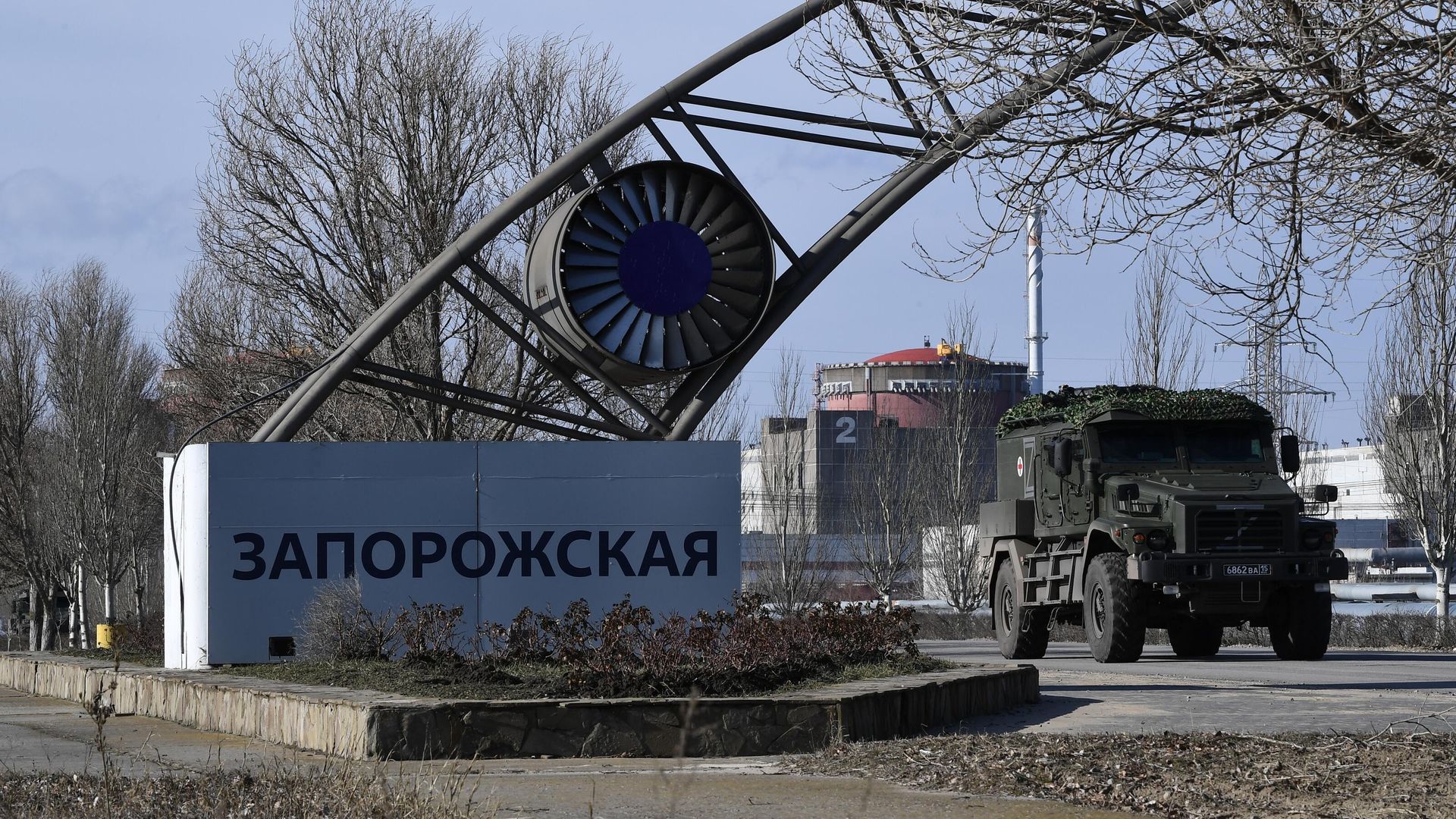 Бронеавтомобиль покидает территорию Запорожской АЭС Бронеавтомобиль покидает территорию Запорожской АЭС - РИА Новости, 1920, 09.06.2024