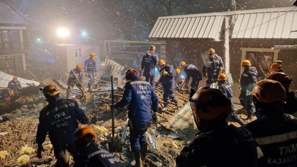 Поисково-спасательные работ в результате схода оплывины в Алматы Поисково-спасательные работ в результате схода оплывины в Алматы - РИА Новости, 1920, 08.02.2024