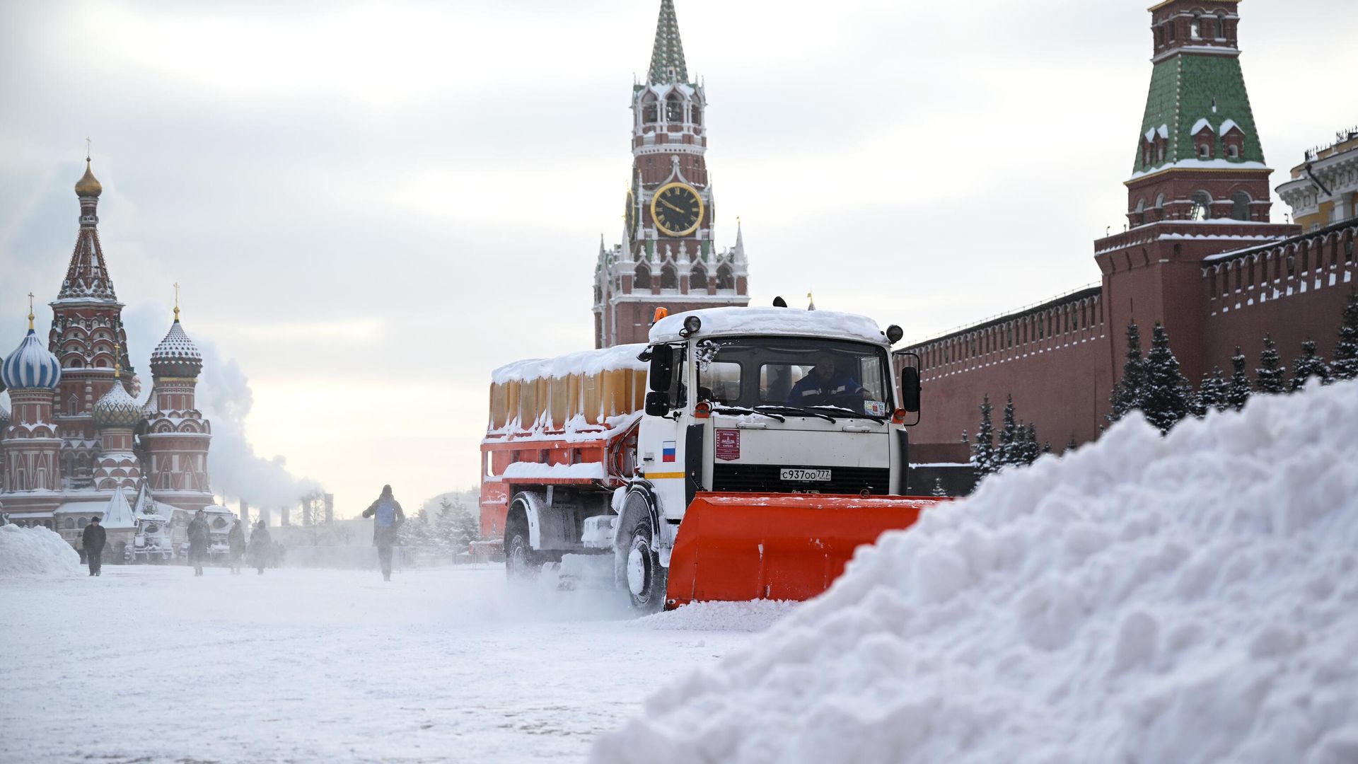 Снегоуборочная машина коммунальных служб убирает снег на Красной площади в Москве - РИА Новости, 1920, 16.01.2026