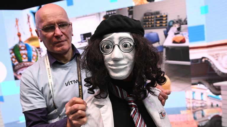 Руководитель Лаборатории Молодежной Робототехники Университета ИТМО Игорь Лосицкий и умный Робот Роботецкий Руководитель Лаборатории Молодежной Робототехники Университета ИТМО Игорь Лосицкий и умный Робот Роботецкий