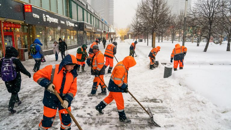 Уборка Москвы после сильнейшего снегопада, который принес циклон Ольга Уборка Москвы после сильнейшего снегопада, который принес циклон Ольга