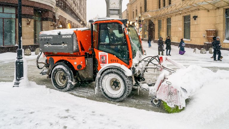 Уборка Москвы после сильнейшего снегопада, который принес циклон Ольга Уборка Москвы после сильнейшего снегопада, который принес циклон Ольга