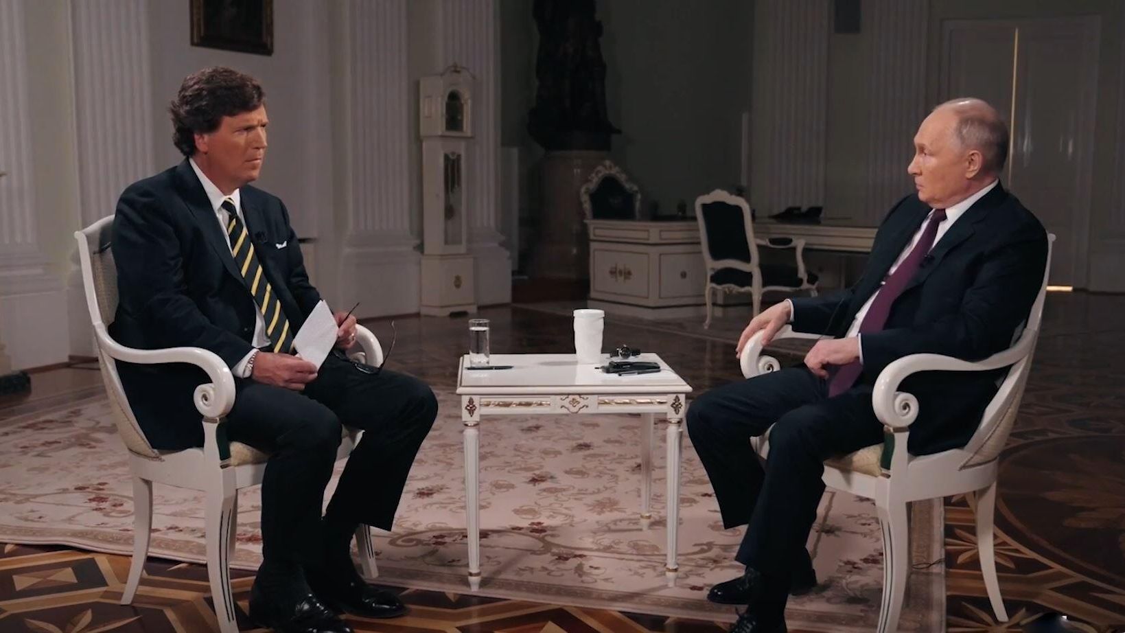 Американский журналист Такер Карлсон и президент России Владимир Путин во время интервью. Кадр видео - РИА Новости, 1920, 09.02.2024