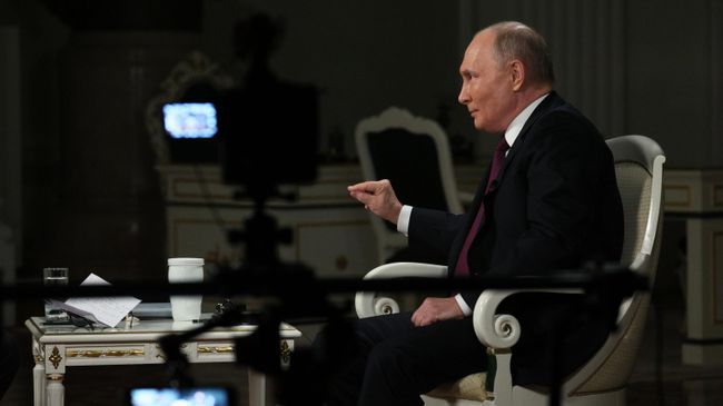 Президент РФ Владимир Путин дает интервью американскому журналисту Такеру Карлсону