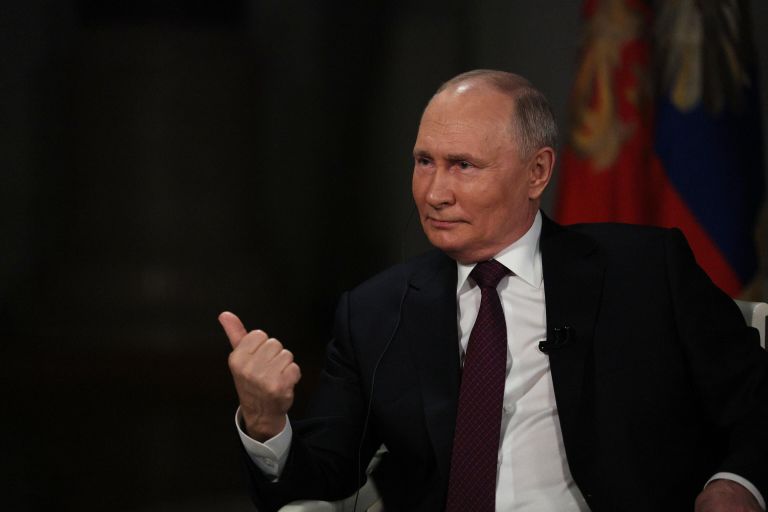 Президент РФ Владимир Путин дает интервью американскому журналисту Такеру Карлсону